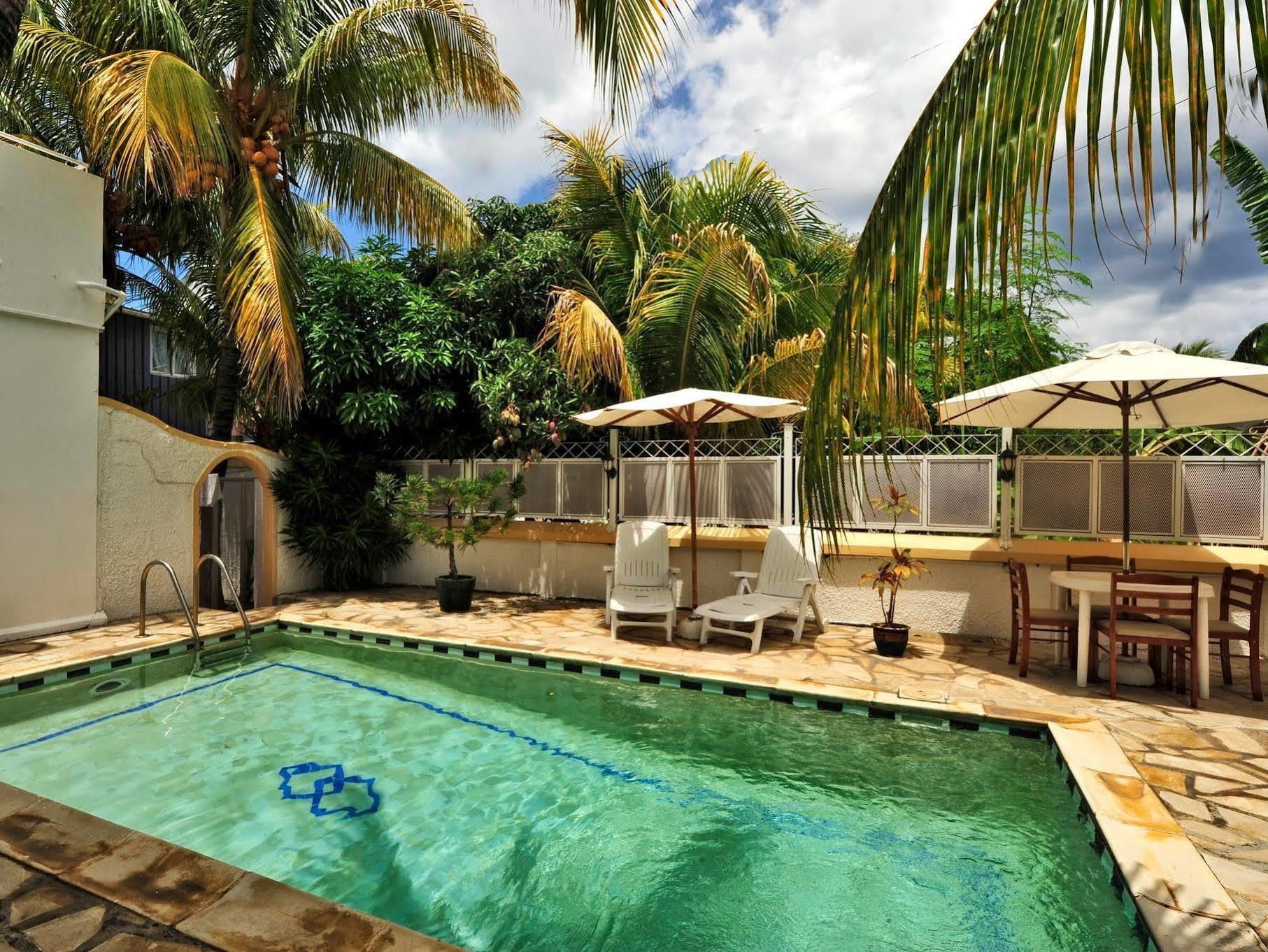 Rayan Tourist Villa Flic en Flac Exterior foto